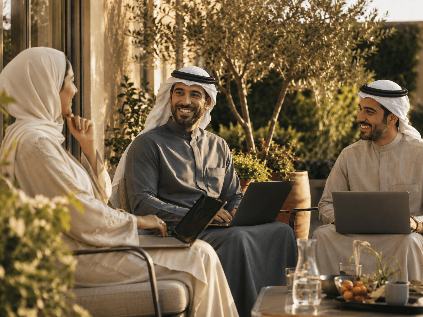 فريق صغير يعمل معا باجهزة اللابتوب في ضوء طبيعي دافئ